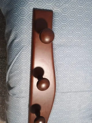 Perchero de madera marrón