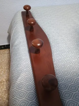 Perchero de madera marrón