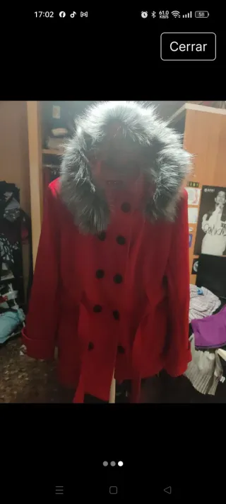 Parka roja con capucha de pelo