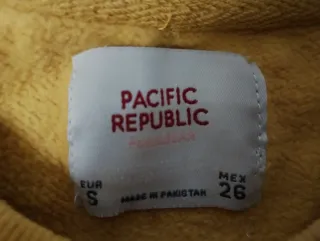 Sudadera Pacific Republic de color mostaza.