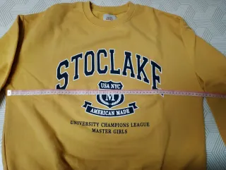 Sudadera Pacific Republic de color mostaza.