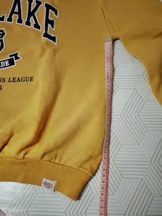 Sudadera Pacific Republic de color mostaza.