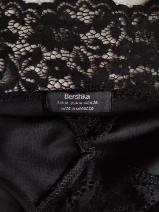 Top tirantes encaje negro Bershka