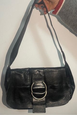 Bolso de piel auténtica negro con hebilla metálica