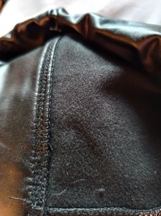 Pantalones negros cuero sintético