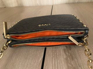 Bolso negro con detalles dorados