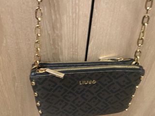 Bolso negro con detalles dorados
