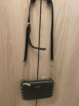 Bolso negro con detalles dorados