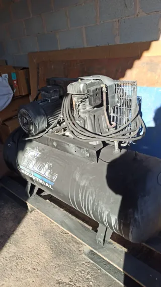 Se vende Compresor Industrial 700€