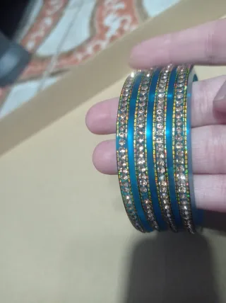 Brazaletes azules con adornos dorados