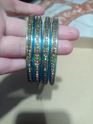 Brazaletes azules con adornos dorados