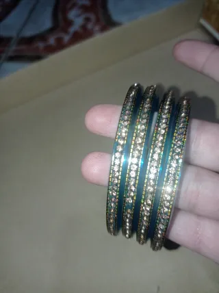 Brazaletes azules con adornos dorados