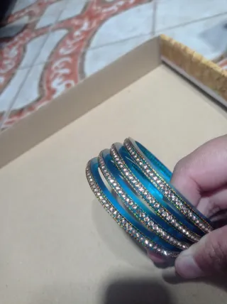 Brazaletes azules con adornos dorados