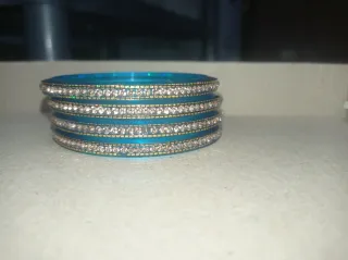 Brazaletes azules con adornos dorados