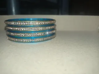 Brazaletes azules con adornos dorados