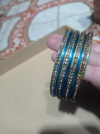 Brazaletes azules con adornos dorados