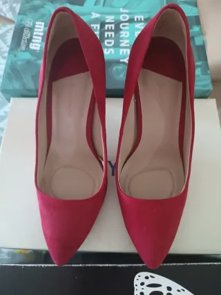 Tacones rojos de ante