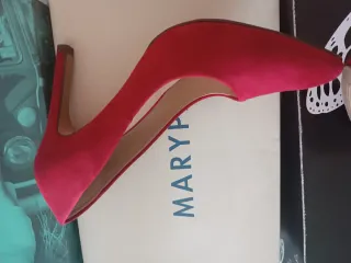 Tacones rojos de ante