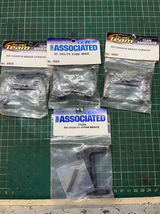 Team Associated B4/T4 RR Chas/FR Hinge Brace