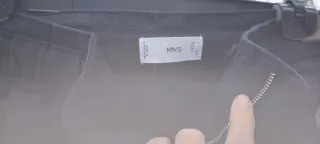 Pantalón negro de pinzas Mango