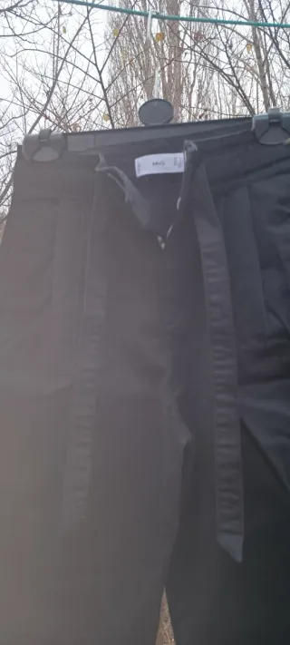 Pantalón negro de pinzas Mango