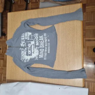 Top manga larga gris