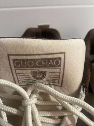 Zapatillas deportivas beige y marrón