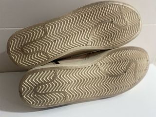 Zapatillas deportivas beige y marrón