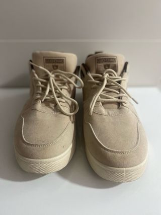 Zapatillas deportivas beige y marrón