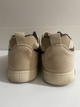 Zapatillas deportivas beige y marrón