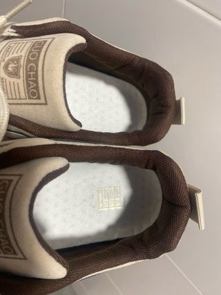 Zapatillas deportivas beige y marrón