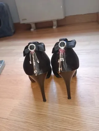 Zapatos de salón negros con pedrería
