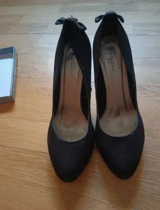 Zapatos de salón negros con pedrería