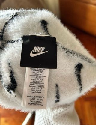 Gorro Nike Negro con Logo Blanco