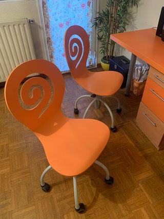 Escritorio naranja y madera