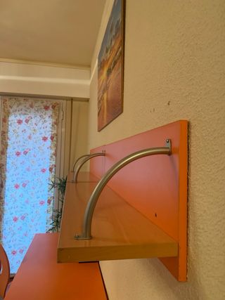 Escritorio naranja y madera