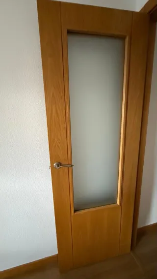 7 puertas de madera y de cristal.