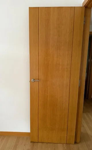 7 puertas de madera y de cristal.