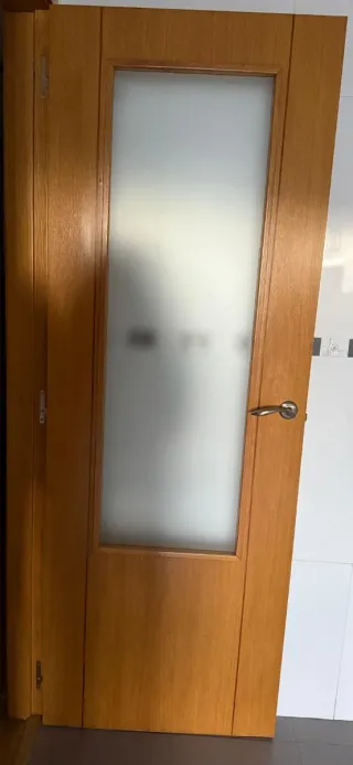 7 puertas de madera y de cristal.