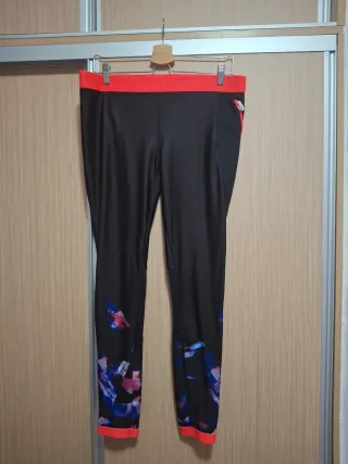 Mallas Decathlon Negras y Multicolor