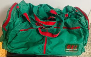 Maleta deportiva verde y roja