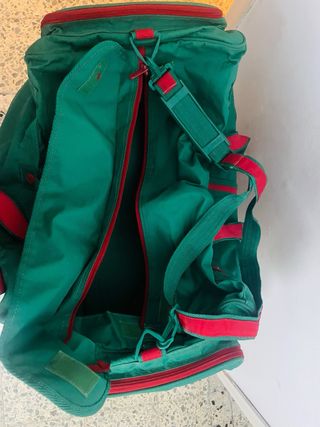 Maleta deportiva verde y roja
