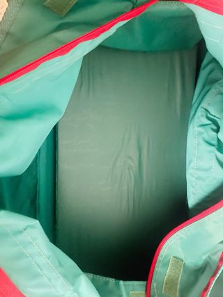 Maleta deportiva verde y roja