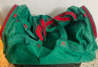 Maleta deportiva verde y roja
