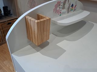 Mesa escritorio pupitre infantil de madera.