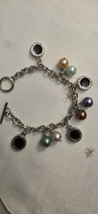 Pulsera con charms y cierre T
