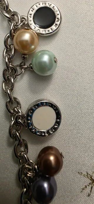 Pulsera con charms y cierre T