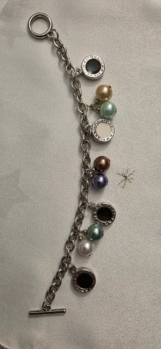 Pulsera con charms y cierre T