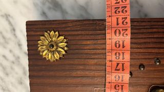 Cuadro madera mujer rezando metal 41cm