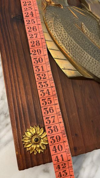 Cuadro madera mujer rezando metal 41cm